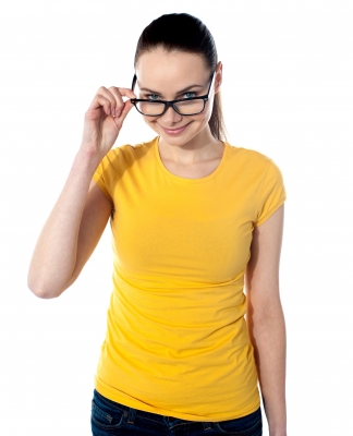 Žena ve žlutém tričku.